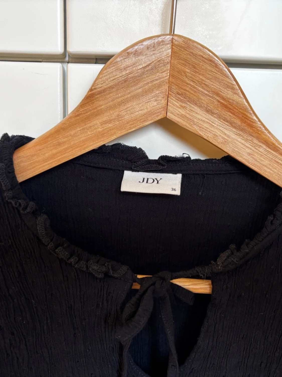 Svart kortärmad blus med knytband från JDY storlek 36 - passar XS - 2