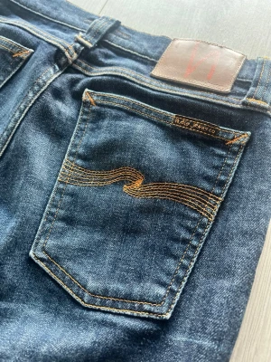 Nudie Jeans  - Nudie Jeans i storlek 28/32.                            Modell: GRIM TIM                                                   Slim fit, byxorna är i mycket bra skick!