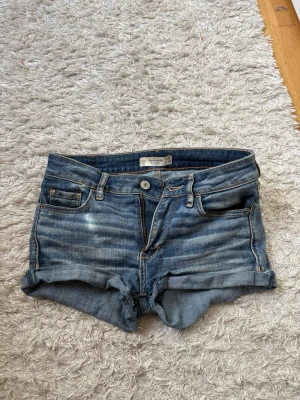 Blå jeansshorts från Abercrombie & Fitch - Säljer ett par klassiska blå jeansshorts från Abercrombie & Fitch.