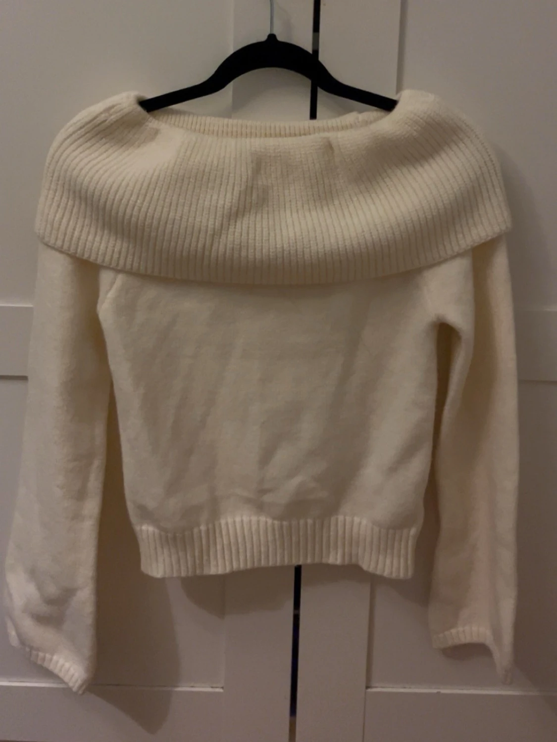 Off shoulder vit stickad tröja - 1