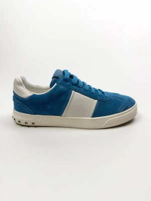 Valentino Flycrew (helt nya) - Valentino Garavani Flycrew sneakers |Storlek 39.5 sitter som 40 | Skick 10/10 - (helt nya) - alla nitar sitter kvar | Nypris ca 8000kr |100% autentiska | Dustbag och extra snören ingår |