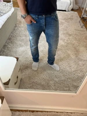 Dondup Jeans med slitningar  - Dondup Mius Jeans | skick 9/10 | Storlek 35 | Pris - 799kr | Modellen är ca 180cm lång | Hör av dig vid minsta fråga eller fundering!!