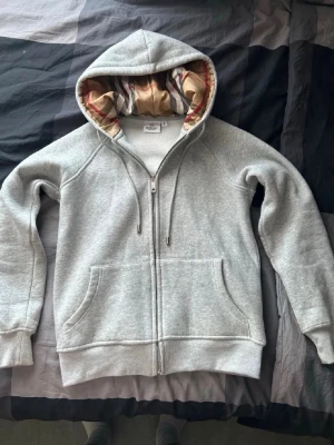 Burrbery hoddie  - Strl S använd 2 gånger Sälje pga fel storlek 