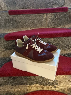 Vinröda GATS - Snygga vinröda sneakers med vita snören och beige sula. Skorna har en mix av mocka och slätt läder, vilket ger en schysst kontrast. Låg modell som passar perfekt till jeans eller casual outfits. 