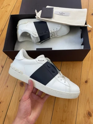 Valentino skor (nyskick) - Hej, säljer nu dessa svin snygga valentino skor. Skorna är i grymt skick!  Begränsat antal boxar och dustbag. Hör av dig vid frågor.