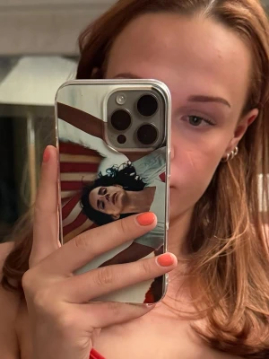 Lana del Rey mobilskal  - Säljer detta snygga Lana del Rey mobilskal för en iPhone 16 pro Max, har inte använt det, bara provat som man ser på bilden🙌🏼skriv för fler bilder