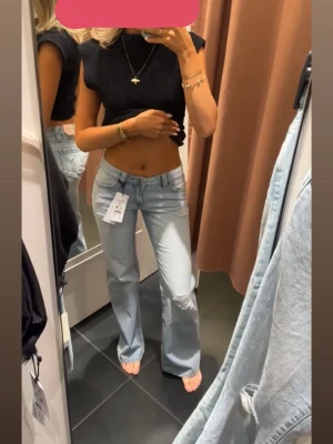 Ljusblå raka jeans med låg midja - Storlek 158 från ginas Young avdelning men passar mig som brukar ha storlek 34