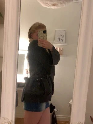 Svart bucket bag från Carin Wester - Säljer en svart bucket bag från Carin Wester i slätt konstläder. Väskan har dragskostängning och en mjuk, rundad form som ger en trendig look. Perfekt för dig som vill ha en stilren och rymlig handväska med coola detaljer.