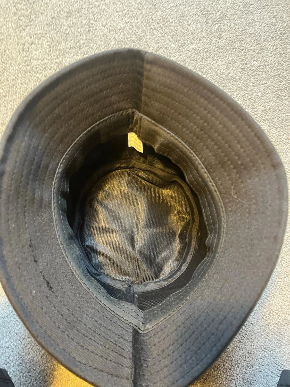 Svart bucket hat från Prada - 2