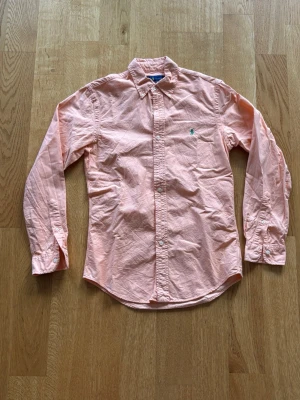 Ralph lauren skjortor  - Säljer tre stycken Ralph Lauren skjortor. En aprikos färgad, en Gul och en vit kortärmad. Alla i storlek S. Perfekt till sommaren för dom som gillar lite färg!