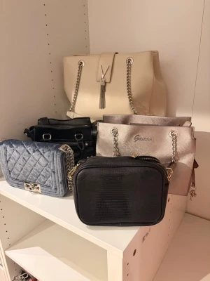 Handväskor i olika storlekar  - Eleganta väskor i olika storlekar! De är i olika märken och skick så tveka inte att ställa frågor! 👜🍒👝