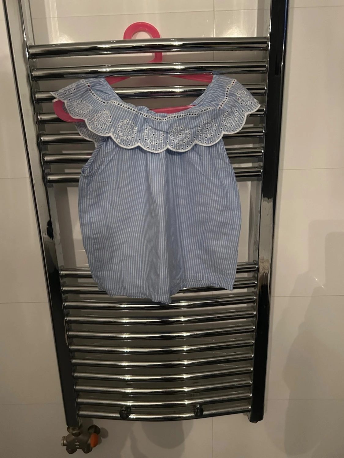 Blåvit randig ärmlös blus med spets - 1
