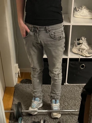 Grå slitna Dondup jeans - Säljer ett par går Dondup jeans i fint skick sitter bra på mig som är 170 passar längre en de ochkså