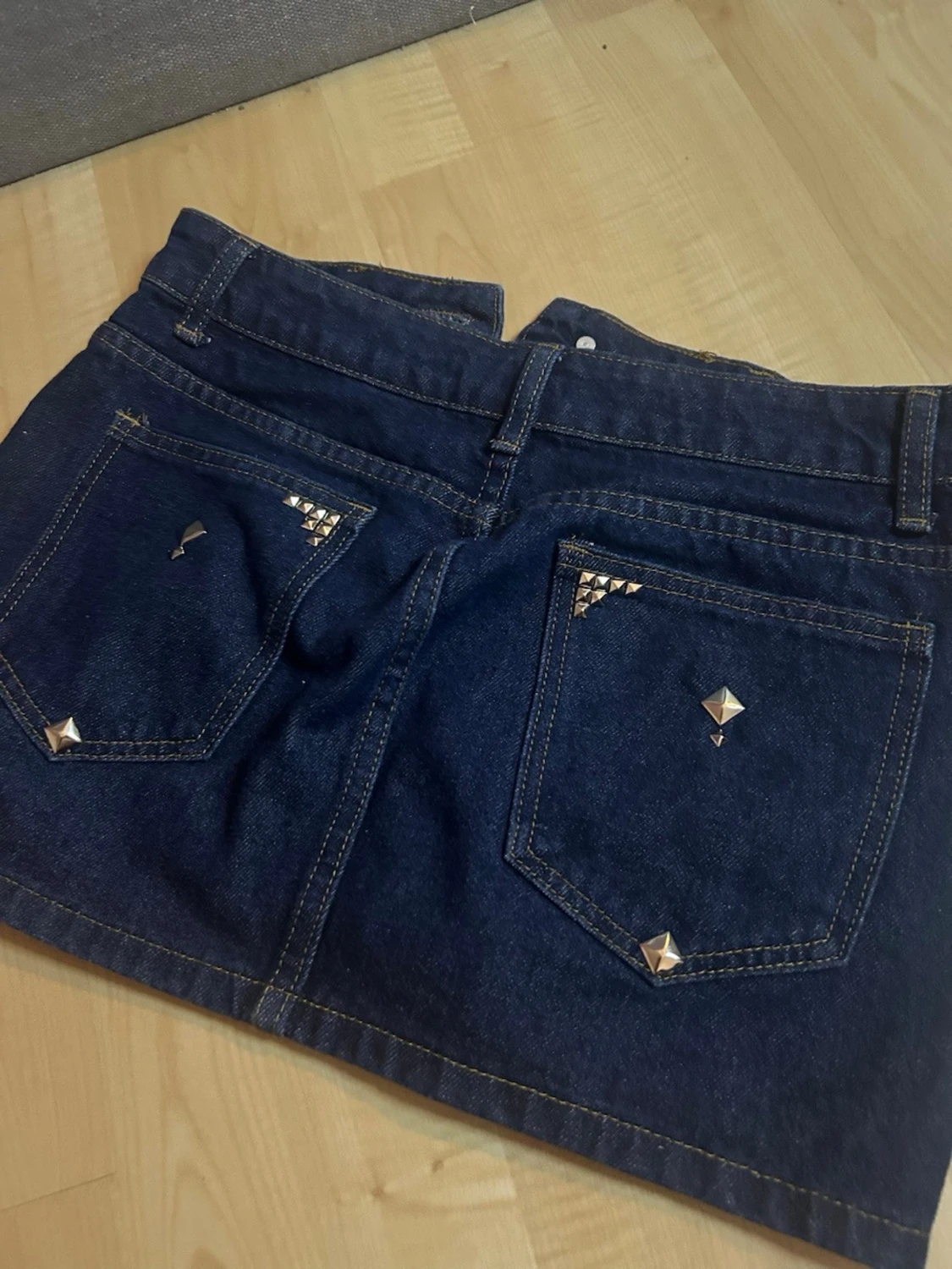 Mörkblå jeanskjol med nitar