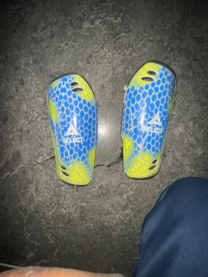 Delat benskydd - Benskydd 7cm ungefär perfekt för din barn som spelar sport