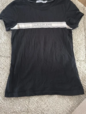 Calvin Kline T-shirt S - Säljer en CK T-shirt i storlek S, inga hål och fin överlag. Riktigt mjukt o mysigt tyg.