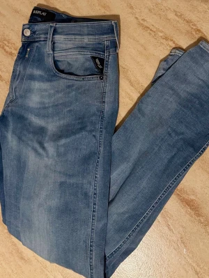 Replay anbass - Tja! Säljer nu mina replay anbass då de är för stora, riktigt sköna och stilrena ljusblåa jeans perfekt för vår/sommar. 