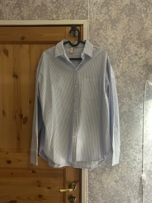 Blåvit randig skjorta - Blåvit randig skjorta från Nelly. Mycket bra skick aldrig använd. Hör av vid frågor!💗