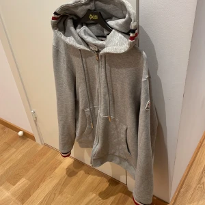 Grå Moncler hoodie med dragkedja - Grå hoodie från moncler storlek M passar s bra mycket bra skick. Självklart äkta mer bilder kan finns de bara o fråga om