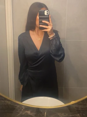 Mörkgrön omlottklänning Bubbleroom - Snygg mörkgrön omlottklänning med v-ringning och långa armar från Bubbleroom❤️