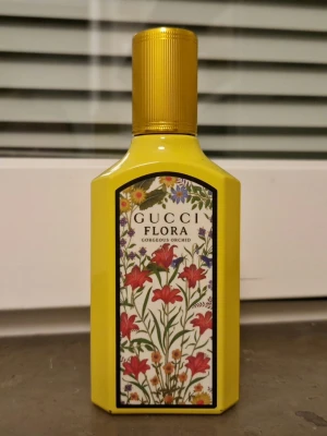 Gucci Flora Gorgeous Orchid EdP 50ml - Köpt på Kicks. Nyprid 1400kr. Omöjligt att se mängd kvar men väldigt lite använd, runt 85-90% kvar. Har inte kvar kartong.