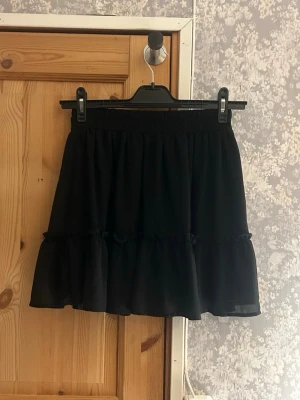 Svart volangkjol - Svart volangkjol från New Yorker. Mycket bra skick använd fåtal gånger 