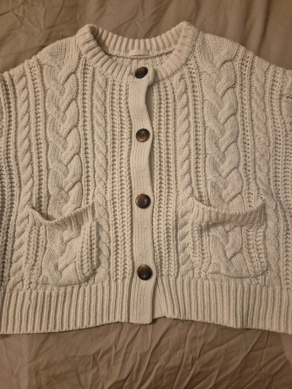 Krämvit kabelstickad kofta med fickor S