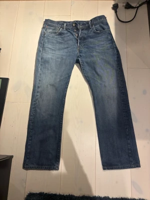 Levis jeans  - Säljer mina Levis jeans 501. W-32 L-34 dock nersydda så totallängd=95cm