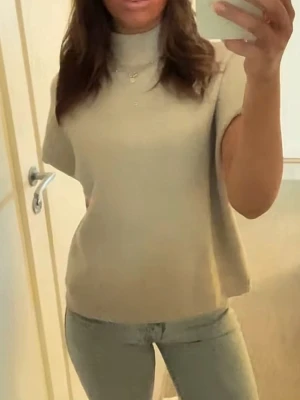 Stickad vårtopp - Så fin stickad topp med hög krage. Perfekt till våren❤️bara att höra av sig får fler bilder 