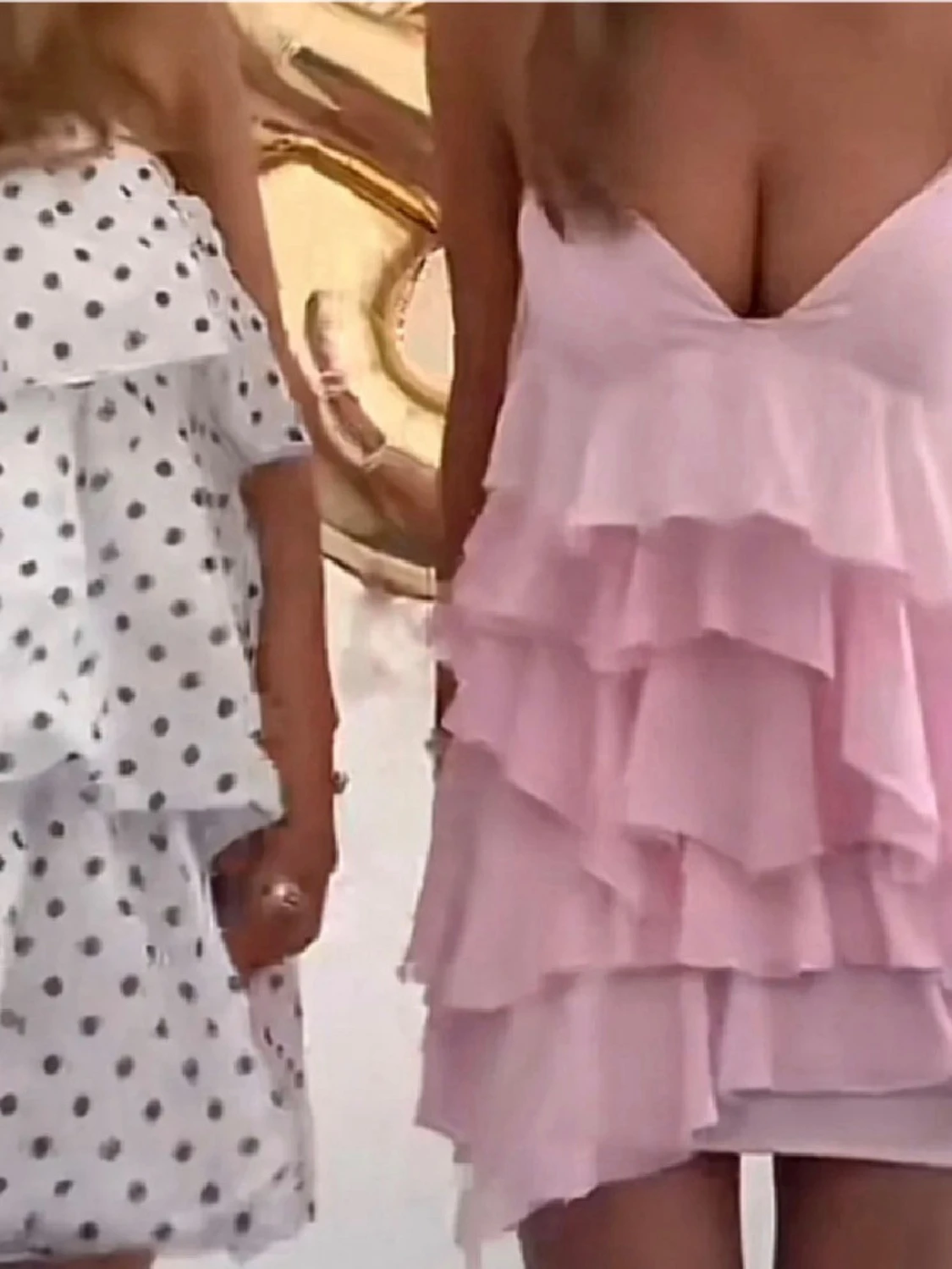 Ljusrosa volangklänning