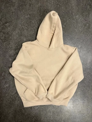 Scuba hoodie - Säljer en beige scuba hoodie. Hör av dig om du är sugen 