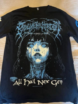 Bring me the horizon band-tshirt - Äkta merch, svart t-shirt från bring me the horizon med tryck fram och bak. Köpt på deras turné. Baksidan har turnélista och texten Perfekt för metalheads eller som en cool gymtröja.
