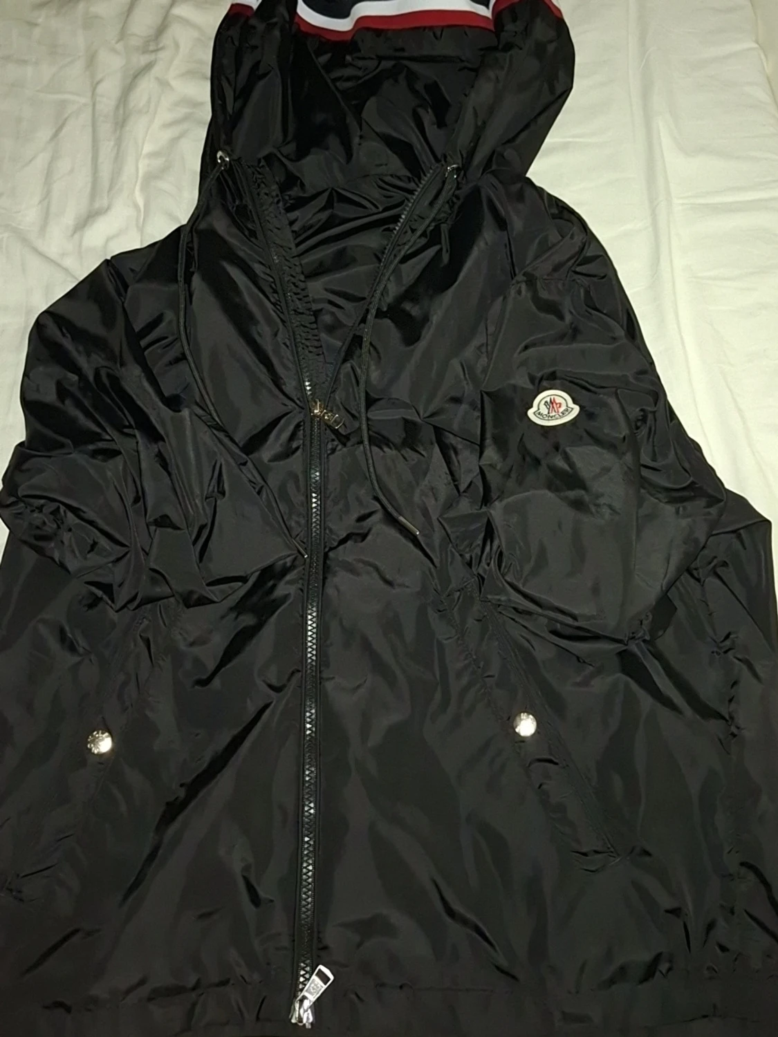 Svart Moncler vindjacka med huva