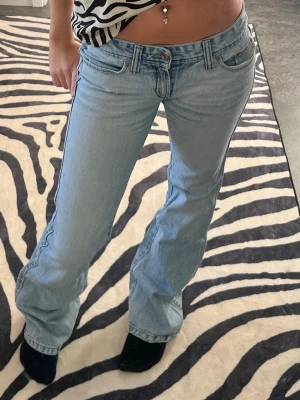 Ljusblå jeans - Vet inte storleken men skulle säga att de passar S. Dom var för små vid låren för mig som har storlek M (gymmar så har stora lår) Innerbensländen var 87cm och midjemåttet 41cm. Skriv vid ytterligare funderingar💕