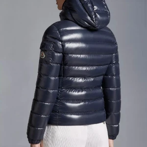 Inteessekoll  - Funderar på att sälja min moncler jacka i modellen Bady storlek 2 (motsvara ungefär S i vuxenstorlek) då jag tröttnat på den. Köpte den för ungefär två år sedan, på moncler butiken på Birger jarlsgatan. Den är i gott skick! NYPRIS CA 17 000kr!