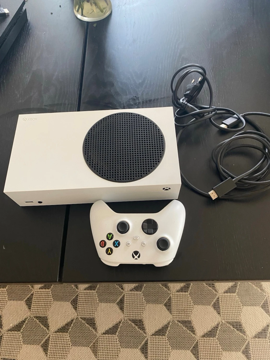 Xbox Series S med handkontroll