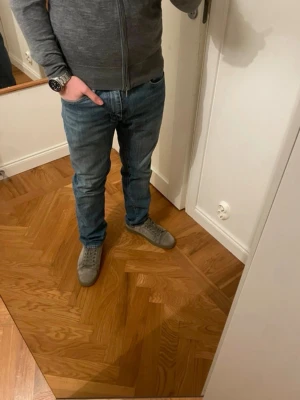 Levi's 511 blå jeans W30 L32 - Säljer ett par klassiska blå Levi's 511 jeans i storlek W30 L32. Modellen är slim fit med normal midja och raka ben. Jeansen har fem fickor, dragkedjegylf och är tillverkade i slitstark denim. Perfekta för en avslappnad och snygg stil. Priset kan diskuteras vid snabba affär 🫱🏻‍🫲🏽