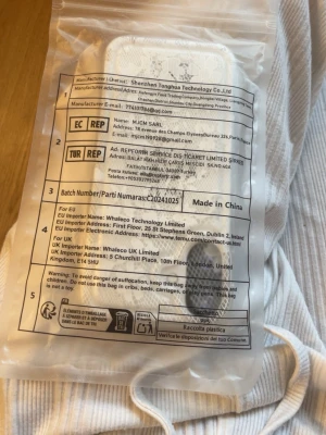 Vitt blommigt mobilskal i spets mönster, till iPhone 17  - Snyggt vitt mobilskal med blommigt spetsmönster. Den är från SHEIN och är helt ny och oöppnad förutom när jag tog ut och tog bilderna.