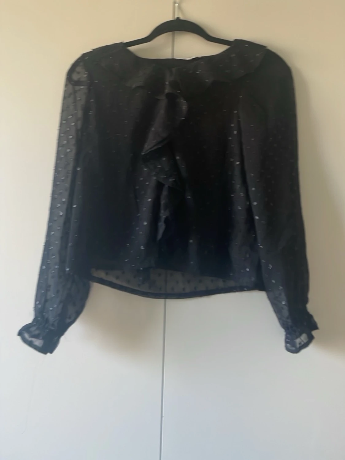 Svart transparent blus med volang