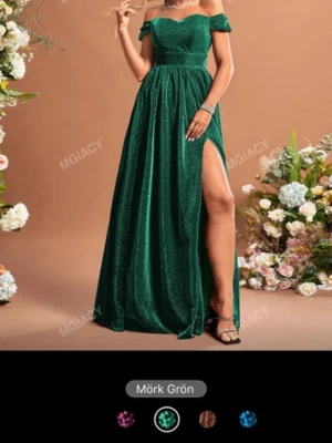 Mörkgrön glittrig balklänning - Supersnygg mörkgrön långklänning med glittereffekt och offshoulder-design. Klänningen har en markerad midja, slits på ena sidan och ett svepande fall. Perfekt för dig som vill sticka ut på bal eller fest! Materialet känns lyxigt och skimrande. Endast använd ca 1,5 timmar!