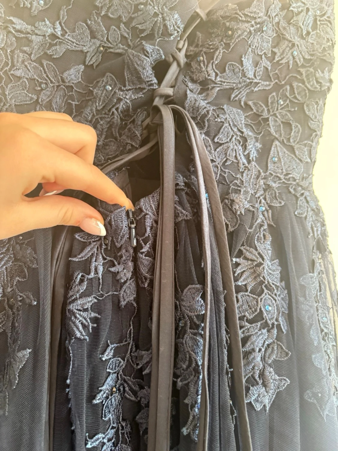 Marinblå långklänning med spetsdetaljer - 3