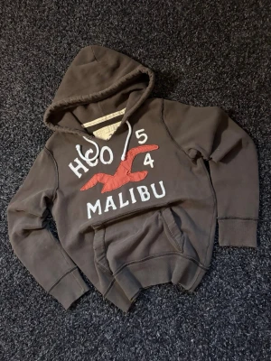 Hollister Malibu hoodie ~ sällsynt modell  - ”Hollister Malibu hoodie” skick 9/10 | st S | 849kr | passar perfekt nu till våren. Sällsynt vintage modell. Kan även gå ner lite i pris vid snabb affär. Fraktar inom 24h 😊