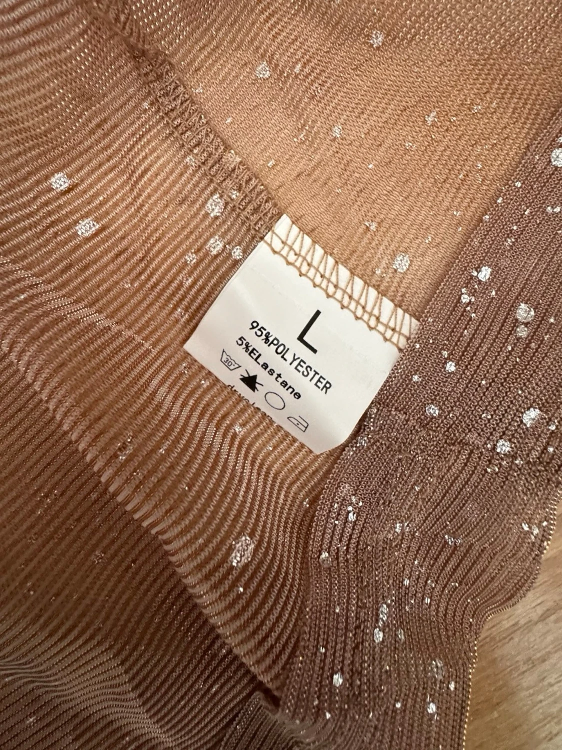 Ny. Glittrig meshkofta i beige - 3