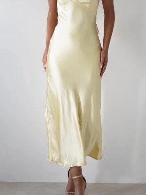 Ljusgul omlottklänning i satin med öppen rygg - Snygg ljusgul långklänning i satin med omlottdesign och öppen rygg. Klänningen har en knytning på ryggen som går att anpassa och en dragkedja på vänster sidan. 