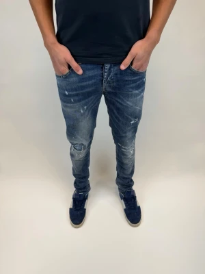 Dondup Jeans  - Dondup Jeans! Trendigaste jeansen på marknaden.  Ny pris= 4000 kr Säljs för= 1099 kr (Modellen har original slitningar från fabrik vilket är väldigt eftertraktat och populärt) 