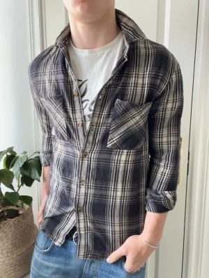 Nudie jeans skjorta  - Nudie jeans skjorta / overshirt i 100% bomull. Storlek Xs men passar M… Inga defekter! Modellen i bilderna är 180 cm 75 kg och bär Storlek M , Kom med frågor! 🌟 (Kan gå ned i pris vid köp av paket 😉) 