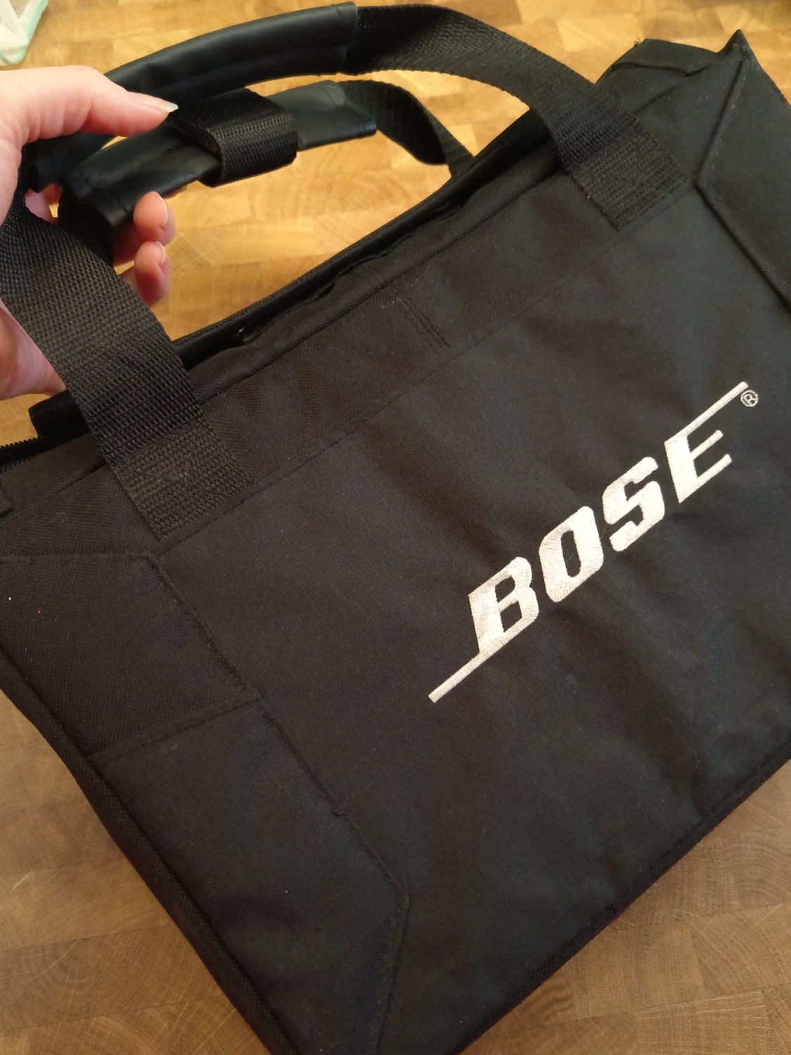 Svart väska från Bose med handtag - 1