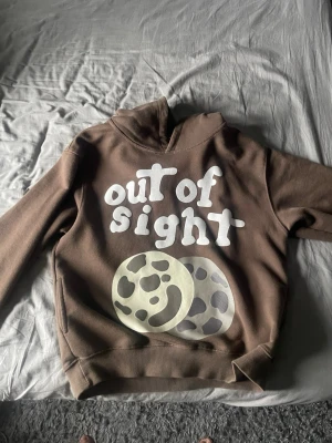 Broken planet hoodie  - Har haft den ett tag nu och den är för liten för mig. 
