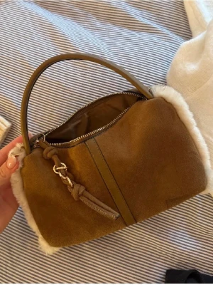 Brun väska - Jättefin brun väska från hm med fluff!❤️❤️