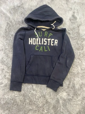 Hollister hoodie  - Säljer denna sällsynta och mycket eftertraktade Hollister hoodie | Storlek S | Skick 7/10 | Vid eventuella frågor hör gärna av dig och erbjuder bra pris vid köp av bundle 😁✅